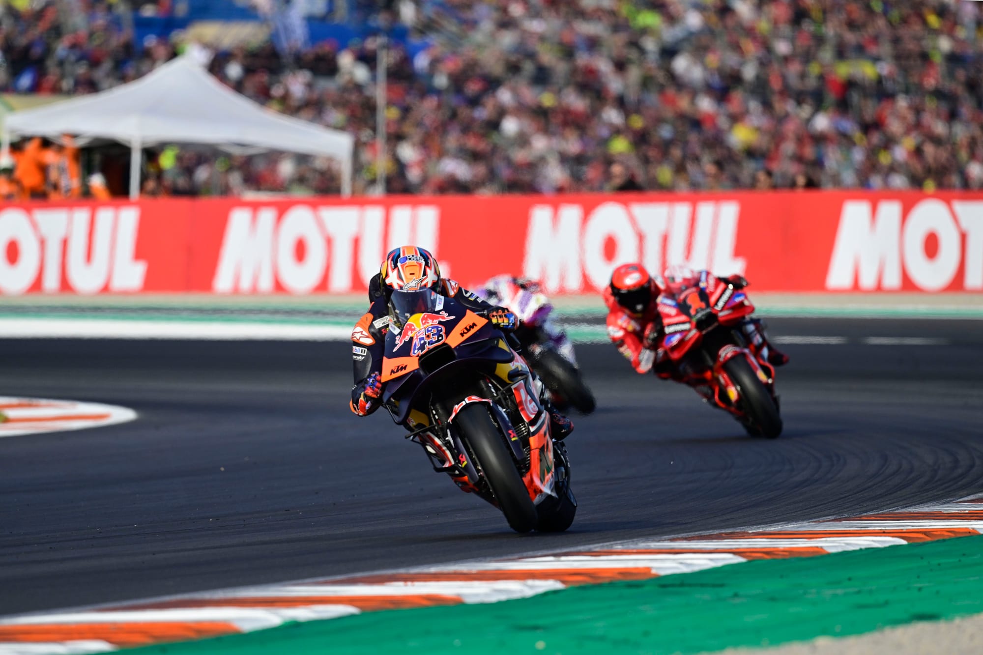 MotoGp, Marc Marquez falls immediately. Miller ahead of everyone