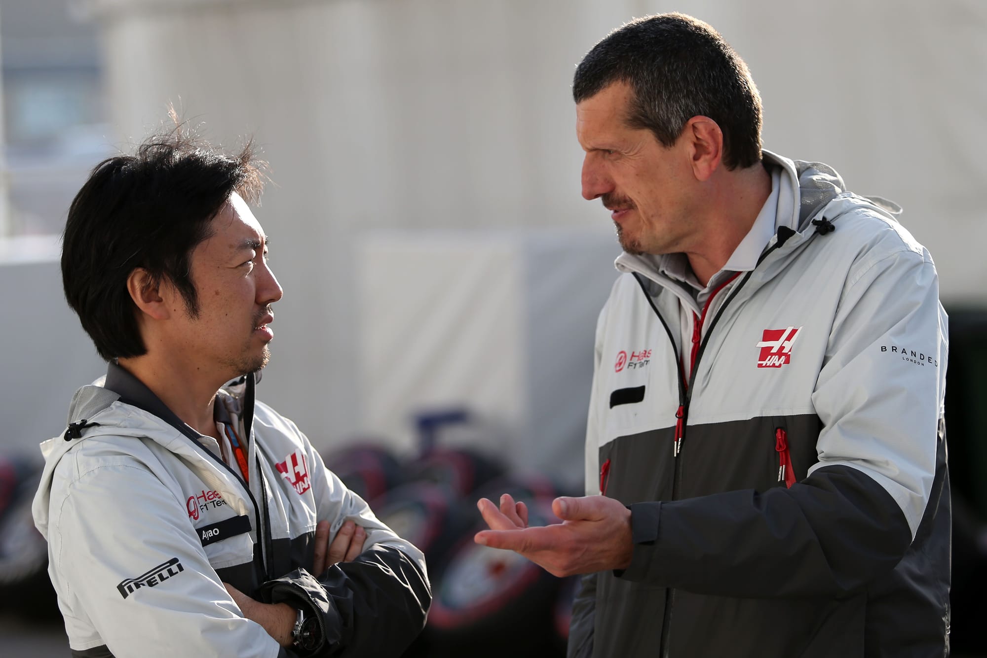 Ayao Komatsu and Guenther Steiner, Haas, F1