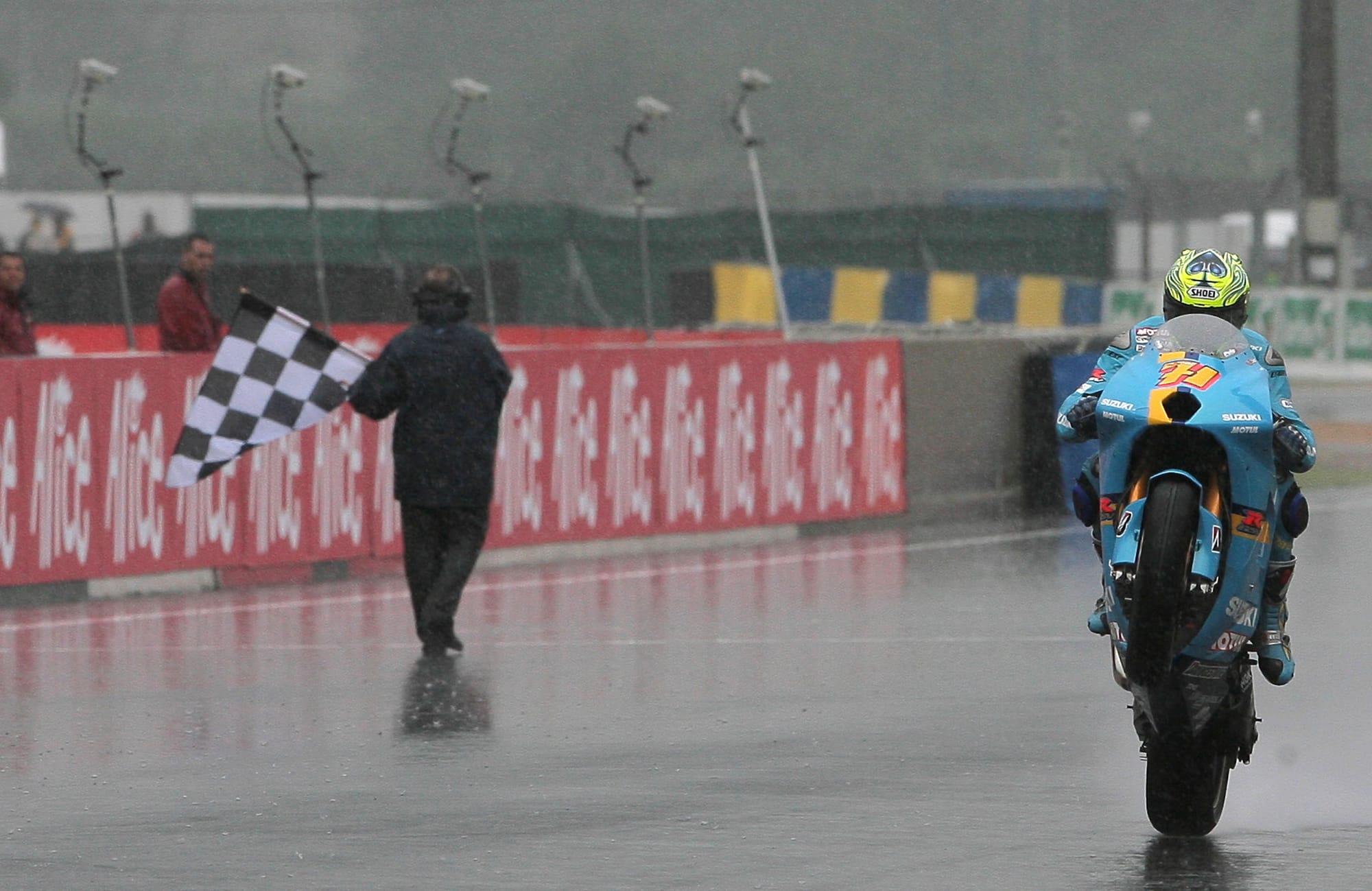 Chris Vermeulen wins 2007 Le Mans MotoGP race for Suzuki