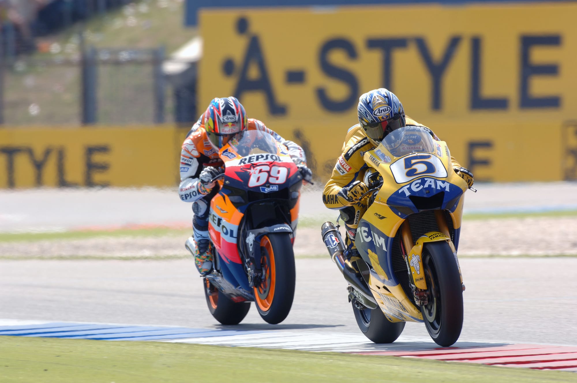 Colin Edwards leads Nicky Hayden in 2006 Assen MotoGP race