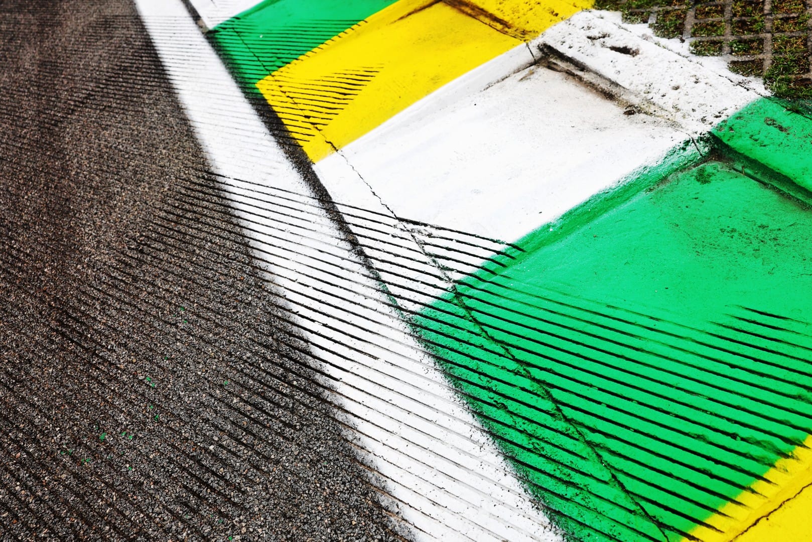 Drainage grooves