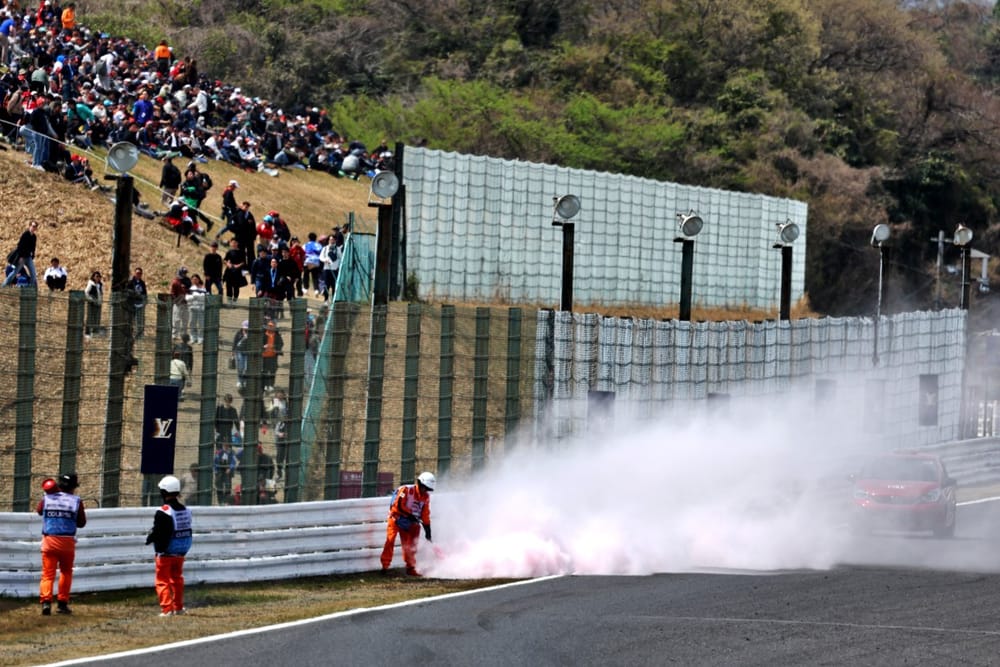 FIA testa uso de skids de aço no GP da Espanha para evitar incêndios em pistas com grama seca