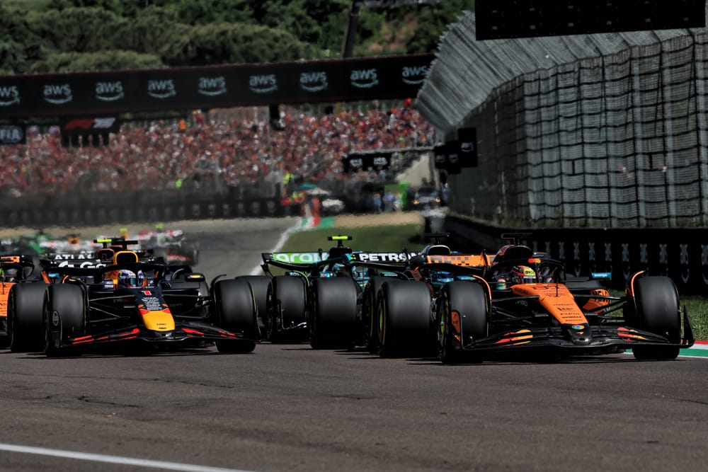 A nova regra sobre asas flexíveis estreia no GP da Espanha e pode impactar o equilíbrio das equipes. Entenda as mudanças, razões e possíveis efeitos: https://www.boxbox-radio.com/blog/2025/destaque/nova-regra-asa-flexivel-f1-espanha