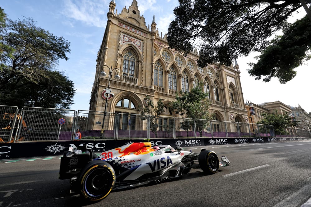 Treinos de sexta em Baku: McLaren domina no caos da FP1, mas Ferrari reage com dobradinha na FP2