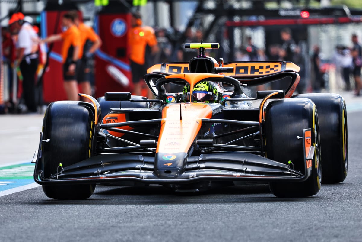 A továbbfejlesztett McLaren repül, majd floppol, és átadja a pole-t Verstappennek