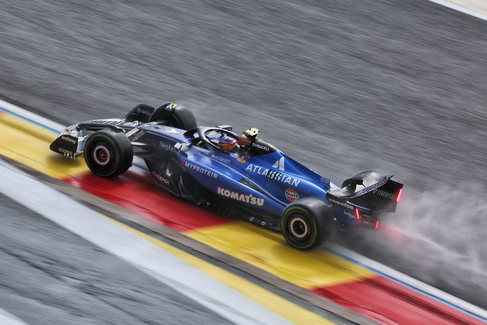 O spray gerado pelos carros de efeito solo tornou quase impossível correr no molhado com segurança. Por que a F1 não consegue resolver a falta de visibilidade — e por que isso não deve mudar em breve. Leia: https://www.boxbox-radio.com/blog/2025/destaque/problema-f1-chuva